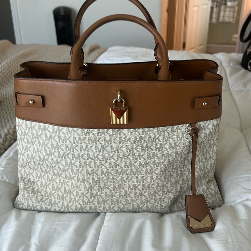 Used Michael Kors bag. Good condition.